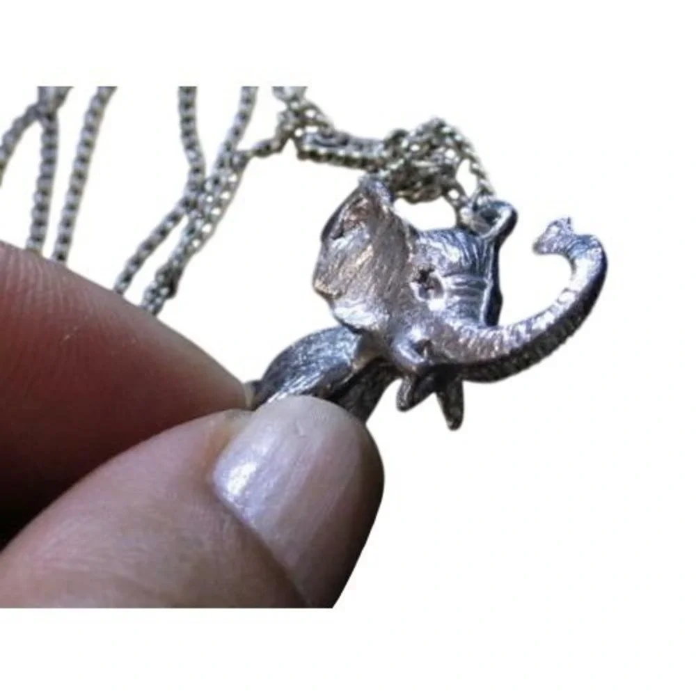 Vintage Elephant Love*Beautiful Silver Plated 3-D Pendant & Chain‎ Necklace